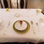 ポアブル - 店内のテーブル席の風景です