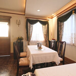 ポアブル - 店内のテーブル席の風景です