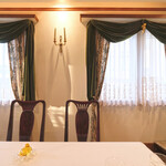 ポアブル - 店内のテーブル席の風景です