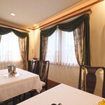 ポアブル - 店内のテーブル席の風景です