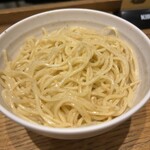 案山子 - 替玉は細麺。ふすまの粒が見えている。細いがコシがあって美味しい。なるほど一番人気なだけある