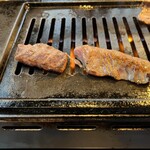 明月館 - 焼かれているハラミ