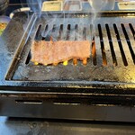 明月館 - 焼かれている塩ロース