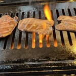 明月館 - 焼かれている塩タン