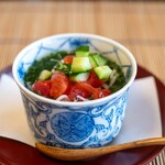 よし町 - 2025.8 冷やし薄蒸し（茶碗蒸し）白魚（小沼水産霞ヶ浦産白魚）餡 トマト 胡瓜 モロヘイヤ