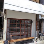 アンズトモモ - ベンチでも食べられます