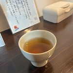 甘味屋 まるも - お茶は無料です（セルフ）。