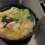 KUU SOU YA - 「エビとイカとブロッコリーのアヒージョ」（760円）