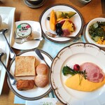 ふなや - 洋食の朝ご飯✨️ビュッフェではなく固定。ふわ＆とろのオムレツにフレッシュサラダ、温かいパンは抹茶デニッシュまで美味しいです♪四国乳業さんのヨーグルトも美味☀