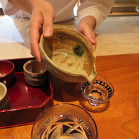 日本料理 別府 廣門 - 女将から片口で頂く日本酒