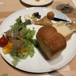 316450073 - ブュッフェ取り分け例　サラダやパンなどでさっぱりと