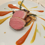 アルピーノ - 豪州産　仔羊背肉のロースト　バジル風味のジュ　　夏野菜のクスクスと共に