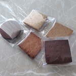 シヅカ洋菓子店 自然菓子研究所 銀座5丁目店 - 全粒粉、ライ麦、サンドチョコレート、レーズン、ダブルカカオ