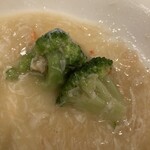 赤坂 四川飯店 - ブロッコリーの蟹肉淡雪仕立て（撮り忘れで食べかけすみません）