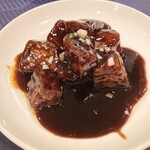 赤坂 四川飯店 - 真空調理豚肉の黒酢スブタ･･･真空調理された豚肉がとても柔らかく、黒酢ソースが絶品！