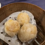 赤坂 四川飯店 - ミニエビ焼売･･･蒸しエビ餃子かと思うくらいプリップリッのエビを纏うスリ身と、トロトロの皮が絶品で、おかわり！