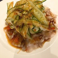 赤坂 四川飯店 - 四川飯店さんの雲白肉 ウンパイローは絶品！冷た〜く冷やされたきゅうりはシャキシャキで、薄切りの豚バラ肉はソースも相まって、バラ肉とは思えないほどサッパリ！と柔らかくマストオーダー！（別オーダーで）