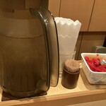 手作りカレーの店　みやざわ - カウンターにはお冷と福神漬と紙ナプキン