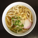 三よし - かけ小 ¥280
            麺はコシあり中細麺で醤油が強めのいりこ出汁に絡んで美味い。