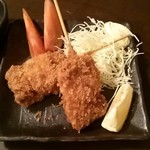 Masuya - 串カツ2本300円。トマトも美味しいし、揚げたての串カツは良いツマミ。