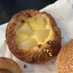 ブーランジュリー オーヴェルニュ - 白桃のデニッシュ　214円　優しいカスタード