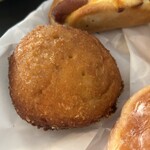 ブーランジュリー オーヴェルニュ - ゴロっと牛肉のカレーパン　280円　牛肉は確かにゴロっとしてる