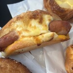 ブーランジュリー オーヴェルニュ - トリプルチーズフランク　287円　チーズが濃厚でフランクもパリっとしてます