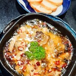 楽 - カキとチーズのアヒージョ（バゲット付き）