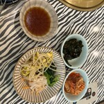 関内苑 - 定食のナムルとキムチ