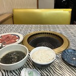 関内苑 - 定食のご飯とわかめスープ