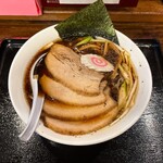 上田らあめん はち - 黒胡椒が効いた黒めの鶏ガラスープにざく切りネギとメンマ、海苔がトッピングされています