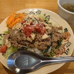 CHALO - 写真追加：8月下旬の週替わりメニューでタコライス風ガパオ1,300円✨ハラペーニョ入りの挽き肉にトルティーヤチップスやサルサ、粉チーズが乗って夏にピッタリな美味しいメニュー♪