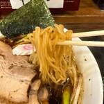 上田らあめん はち - 麺はやや細めのストレート中華麺