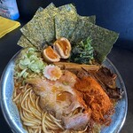 RAMEN HITONI YASASHIKU - 【辛魚（大辛）＝tp海苔×菠薐草×半コツsv味付玉子】