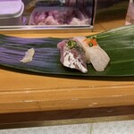 ひょうたん寿司 - 左から鯵とカワハギ