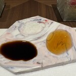 串揚げ･大阪料理 キュイジーヌ･ド･オオサカ - 野菜スティックに合わせるお塩や白醤油