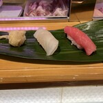 ひょうたん寿司 - 左からヒラメと鮪赤身
