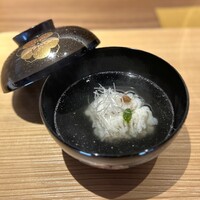 好日 - 三河湾 鱧湯引きの椀物
                      梅肉と柚子と