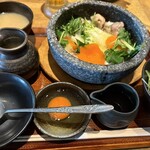 侘家古暦堂 - 石焼き親子丼　丼の中の卵が一つくづれてますけど(≧∀≦)