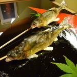 【葉月の懐石膳　５４００円】盛り台に飾り付けられた下焼された鮎♪