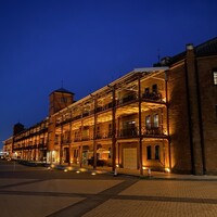24/7 restaurant - 日が沈んだ後の赤レンガ倉庫。
                    藍色に染まりゆく空の下に
                    ライトアップされた煉瓦の建物が綺麗すぎる…