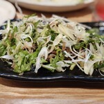 大眾鳥酒場 Toriichizu 高崎東口店 - ネキどっさり鳥肝盛り メニュー写真より多い