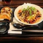 タンタンヌードル 楽 - 冷やし豆乳担々麺1,300円、餃子3個500円