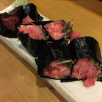 まぐろと頼んだらこんな感じで出てきました。
          