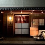 どぜう・四季料理 やぶや - 立派な店構えですが全然気構えることないですよ^o^
      とても良心的なお値段だし大将と女将さんも気さくなお店♪(^^)