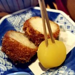 御影蔵 - 淡路島産玉葱と白身魚パン粉揚げ。栗甘露煮。