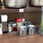 ラーメン もちづき - ニンニク   コチュジャン   紅生姜     全て完備