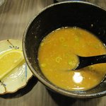 麺屋 ジゴロ - 「スープ割り」はレモン付き。