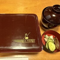 つきじ宮川本廛 - 質素な雰囲気のお重