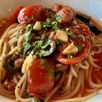 アル・ケッチァーノ  - ミニトマトたっぷりのプッタネスカ（接写）